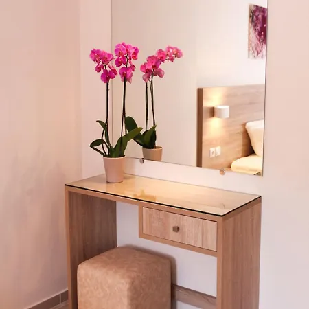 Alexander Aparthotel 3*